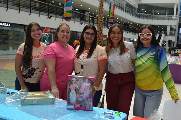 En el C.C. Las Américas unieron fuerzas para recaudar más de 1.500 juguetes para los niños afectados - Imagen 5